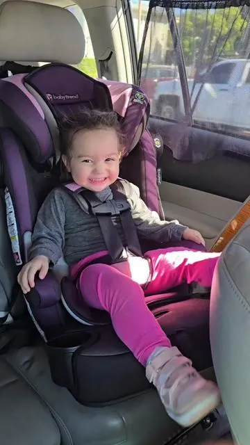 Affordable doesn't mean unsafe! El asiento Baby Trend® Hybrid™ SI 3-en-1 combina seguridad, comodidad y valor para tu pequeño 3 modos de uso: 2 3 Silla con arnés (30-50 lb) Booster con respaldo (40-100 lb) Booster sin respaldo (40-100 lb) Seguridad total: Protección lateral avanzada con acolchado y pods de impacto. Arnés de 5 puntos con hombreras y cubre entrepierna acolchados. Cumple o supera los estándares FMVSS 213a. Comodidad & practicidad: Cabecera ajustable en altura. Cojines reversibles ↓ ves. 2 portavasos para diferentes tamaños. Ideal desde los 2 hasta los 10 años aprox. Liviana (16 lb), resistente y con diseño deportivo. Baby Trend HybridSI 3-in-1 Versatile Combination Booster Car Seat w/ Side Impact Protection #BabyTrend #CarSeat #BoosterSeat #SafeKids #TiktokShopFinds 