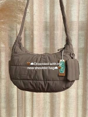 Obsessed with my new shoulder bag🤎☁️#bagsmart #shoulderbag #travelbag #pufferbag #workbag 
