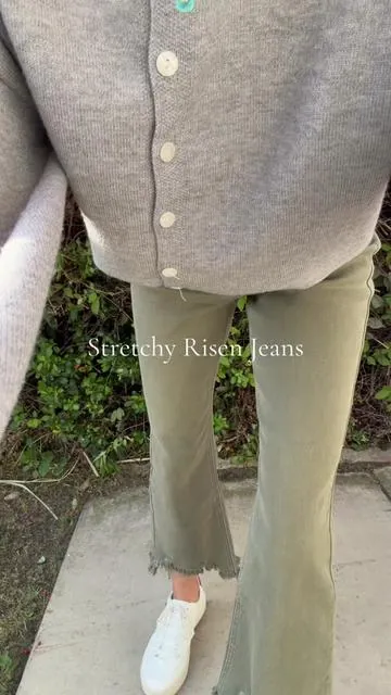 The fit of these jeans are my favorite, I love how stretchy they are and this olive color is so pretty. #risenjeans #stretchyjeans #jeans #fallfashiontrends #greenjeans 
