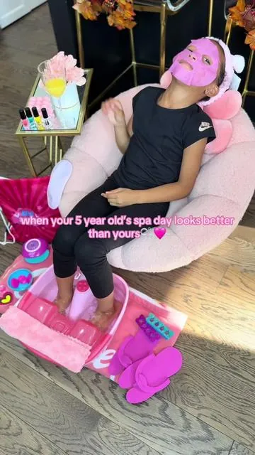 The ultimate Christmas gift for girls 🎁Give them a real spa day experience at home: bubbling foot spa, nail dryer, face mask & more! Perfect for Christmas morning fun with mom 💖 #ChristmasGiftForGirls #kidsspa #GirlsSpaDay #holidaygiftideas #spaday  