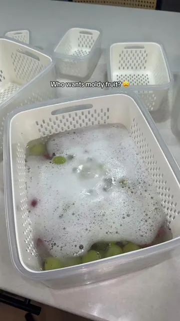 I swear this is the life hack that saves so much money and time! 🙌🏼 #fruitstorage #kitchenlifehack #savemoneytips #fruitprep #momsoftiktok 