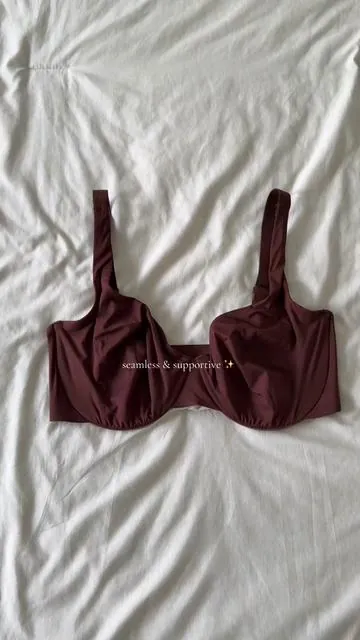 I need every color of these minimizer bras now 🤎 I usually have spillage in most bras but these give full support + coverage, comfy and seamless. No need for any extra padding, it just holds everything together and looks great under clothes. ✨ #minimizerbra #feelingirl #undergarmnets #tshirtbra #feelingirlbra 