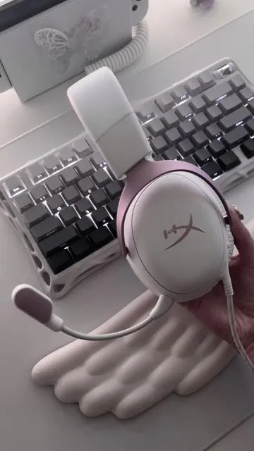 my favorite headset ever @HyperX 🤍 #hyperx #hyperxfamily #tiktokshopcreatorpicks #tiktokshopblackfriday #tiktokshopcybermonday 