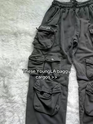They’re heavyweight too so they’re perfect for winter / cold days #youngla #cargo #pants #baggypants #gym 