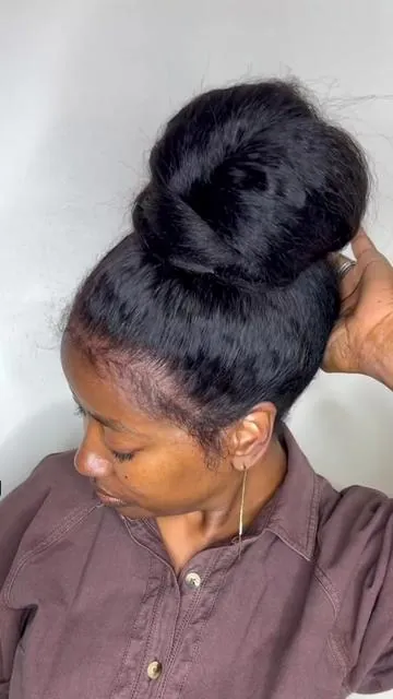 I got a lot of compliments on my high messy bun, and it’s a 360 glueless lace wig from OQ hair. It comes with pre-plucked knots, and the knots are prebleached as well. The wig is beginner friendly being that the hairline comes natural looking. I razor cut some wispy baby hairs on the front of my wig. My wig details 👉🏾Texture: kinky straight. Density: 180%  Length: 20” if you want to give this wig a try, click on the orange shopping cart. #gluelesswigs #messybun #360wig #OQhair #gluelesswig 