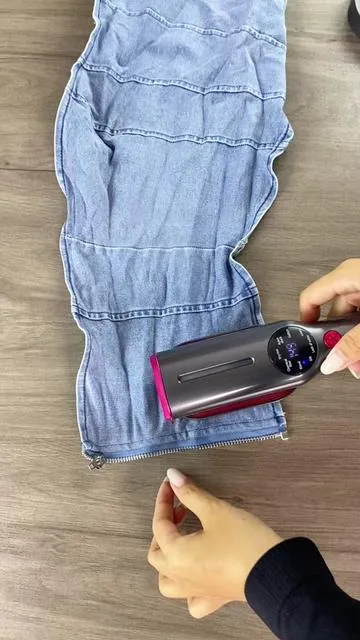 Say goodbye to wrinkles in a flash! ✨ No iron? No problem. Try this quick and easy hack to keep your clothes looking fresh and smooth every day. 👕💨 #WrinkleFree #ClothingHacks #QuickFix #LaundryTips #TikTokShopFallDealsForYou 