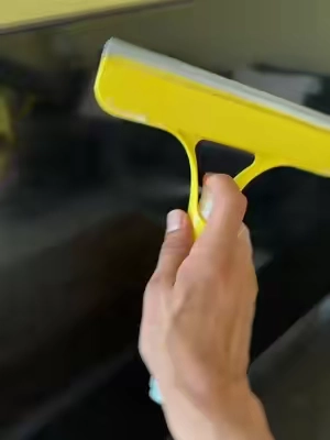 Limpiavidrios 3 en 1 con spray, microfibra y jalador. Ideal para ventanas, espejos o parabrisas. Práctico, duradero y económico. #limpiavidrios #hogarinteligente #gadgetsdehogar #limpiezacasera #organizacióndelhogar