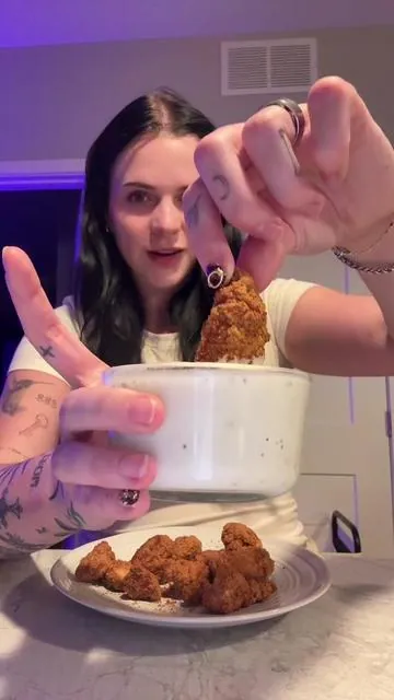 10/10 recommend. I wanna make a kickin ranch version next time! Also sorry for the scratchy voice, my throat hurts 😭 #recipe #protein #healthy #gains #proteinshake 