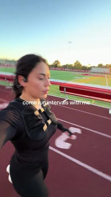 Intervals are a type of workout where you alternate between high-intensity effort and rest (or low-intensity activity). #intervaltraining #intervals #running #runtok #runner 