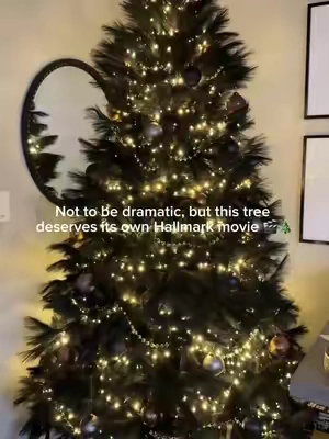 Currently accepting ALL the compliments on the coziest tree we’ve ever done 🥹🎄✨🧨