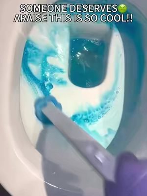 🚽✨Stop scrubbing with those gross old brushes. This disposable toilet brush smells fresh, keeps your toilet spotless, and you just toss it when you're done. So easy!👇 #CleaningHacks #HomeEssentials #BathroomMustHave #CleanTok #TikTokMadeMeBuylt
