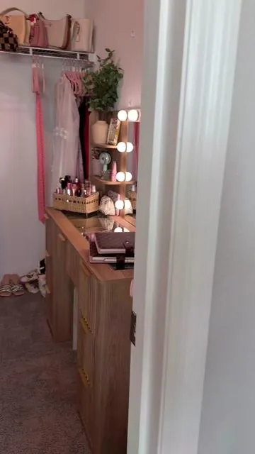 the prettiest fluted oak vanity 🥹😍 I’m obsessed #tiktokshopblackfriday #makeupvanity #vanitytable #vanitysetup #cozyhome 