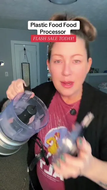 Chop, grind, and prep like a pro with the Ganiza Food Processor! Featuring 2 speeds, stainless steel + glass bowls, smart overheat protection, and double blades for smooth performance. Perfect for veggies, meat, garlic, and more — your ultimate kitchen upgrade for fast and easy meal prep. #FoodProcessor #kitchengadgets #tiktokcreatorpicks 