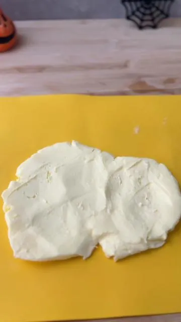 Sweet, savory, or spicy — the combos are endless. This little kit makes it so easy!🧈🥞💛 #homemadebutter #butterkit #homemadebread #homesteadlife #buttermaking 