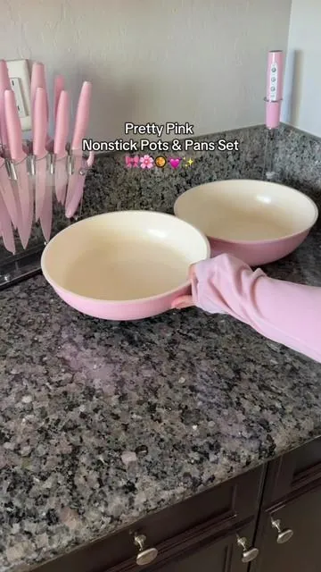Love that these are free from harmful chemicals like PFOA 🌸  #potsandpans #pinkkitchen #kitchen #kitchenware #tiktokshopblackfriday 