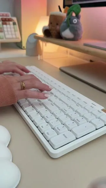 Soooo…I thought I was done with low-profile keyboards, but this keyboard from @LOFREE Official completely changed my mind. I’ve been using it everyday for a week now 👀 I love that I can see through the letters at night when typing, the dial makes adjusting volume so easy. And it looks gorgeous in any workspace! 🤩 #keyboardasmr #lowprofilekeyboard #lofreeflowlite #whitekeyboard #cutekeyboard 