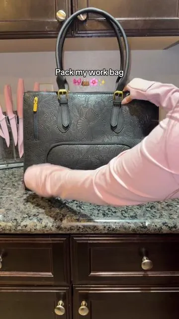 Has an insulated & leakproof built in lunch bag! 😍 No juggling multiple bags 🤹‍♀️ @Lovevook Bags  #lovevook #totebag #workbag #packmybag #tiktokshopblackfriday 