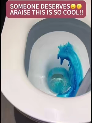 🚽✨Stop scrubbing with those gross old brushes. This disposable toilet brush smells fresh, keeps your toilet spotless, and you just toss it when you're done. So easy!👇 #CleaningHacks #HomeEssentials #BathroomMustHave #CleanTok #TikTokMadeMeBuylt