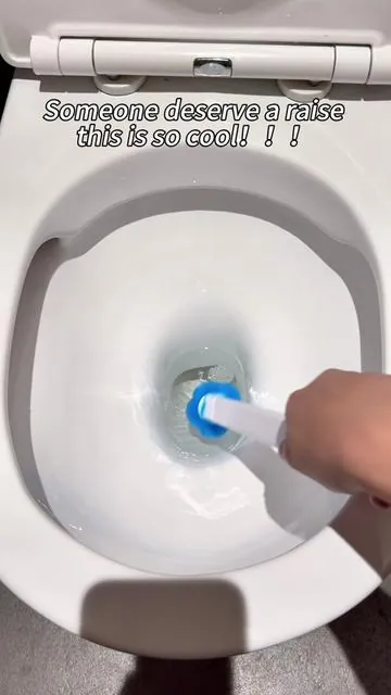 🚽✨Stop scrubbing with those gross old brushes. This disposable toilet brush smells fresh, keeps your toilet spotless, and you just toss it when you're done. So easy!👇 #CleaningHacks #HomeEssentials #BathroomMustHave #CleanTok #TikTokMadeMeBuylt