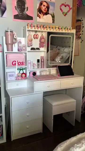 Obsessed with my new vanity from @Vabches 🎀🕯️🪽🪞personalized it with my favorite sonny angels, labubus and skin care !!#vabches #makeupvanity #TikTokShopBlackFriday #TikTokShopCyberMonday #fyp 