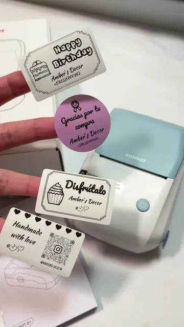 “Esta maquinita llegó para hacerle la vida más fácil a los emprendedores 🩷✨ Con ella puedo crear etiquetas lindas, personalizadas y en segundos😍 Ideal para que cada detalle de tu negocio hable por ti 💫 #impresoratermica #impresoradeetiquetas #miniimpresora #impresoraportatil #stikers 