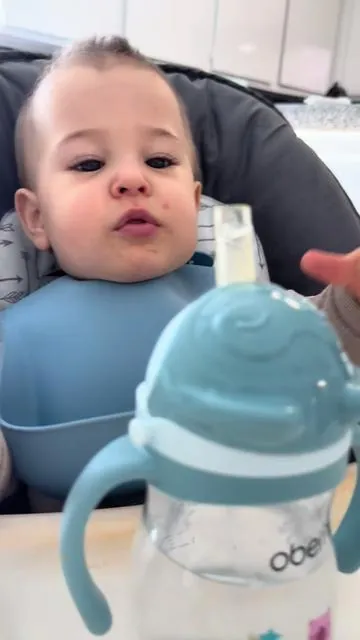 Biberón de agua para tu bebé de la marca de @oberni #babybottle #babysippycup #sippycup #babyessentials #babyproduct