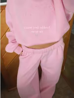 so cozy and comfortable for winter 🎀 @Edikted #sweatset #pinksweats #christmasgiftideas #giftsforher #christmaslistideas #bubblegumpink 