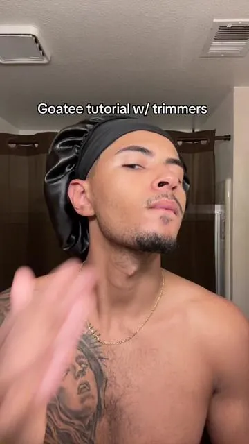 Please be careful, you will cut yourself if you press too hard. All you need to is tap and glide very gently #trimmers #zerogapped #goateeandmustachecombo #goateetutorial #shaving 