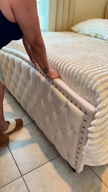 El marco de cama AMERLIFE combina la suavidad del terciopelo de alta calidad con líneas geométricas vanguardistas. Su estructura en madera reforzada soporta tu colchón sin vibraciones, mientras el cabecero acolchado y los detalles de nácar añaden un toque de sofisticación industrial #bedframe #cama #bed #tiktokshopblackfriday #tiktokshopcreatorpicks @Amerlife 