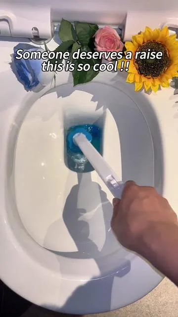 🚽✨Stop scrubbing with those gross old brushes. This disposable toilet brush smells fresh, keeps your toilet spotless, and you just toss it when you're done. So easy!👇 #CleaningHacks #HomeEssentials #BathroomMustHave #CleanTok #TikTokMadeMeBuylt
