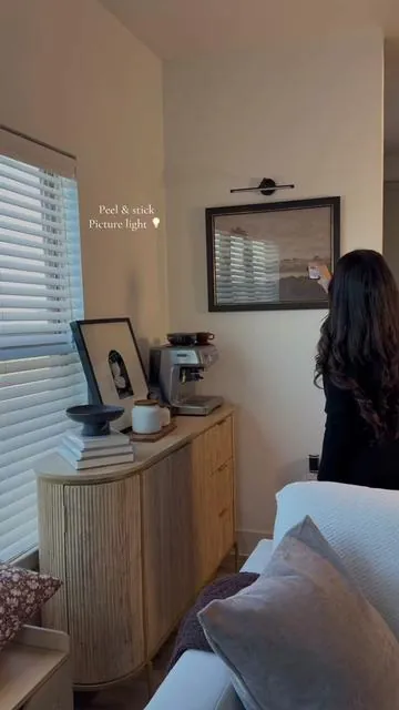 So in love with this renter friendly peel and stick picture frame light 💡 🤍#tiktokshopcreatorpicks #tiktokshopblackfriday #picturelight #walllights #decorlights 
