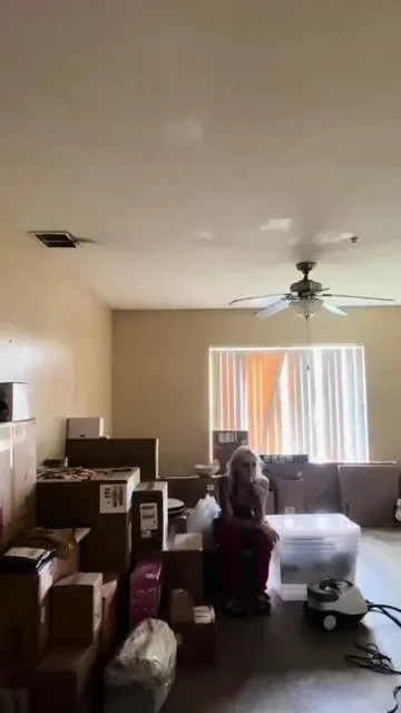 Moving seriessss💕💕 yall I can't believe I'm really throwing everything away but here's to fresh startssssss #moving  #movingout #fyp #firstapartment #newbeginnings 
