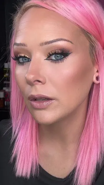 A full coverage foundation that is extremely lightweight blurring, as well as poor filling!? What more could you want? I don’t think I’ve ever seen a silicone based foundation be this thin and texture so it is perfect for mature skin. ##makeup##drugstorefoundtion##matureskin##matureskinmakeup##foundation