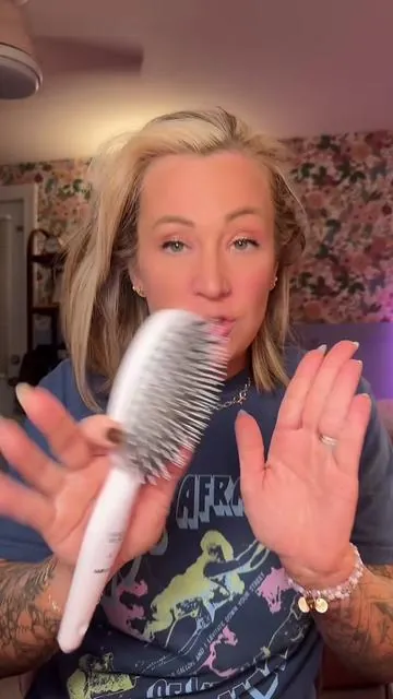 I’m just saying- don’t sleep on this hair brush #miraclebrush #frizzyhair #shinyhair #tiktokshopcreatorpicks #tiktokshopblackfriday 