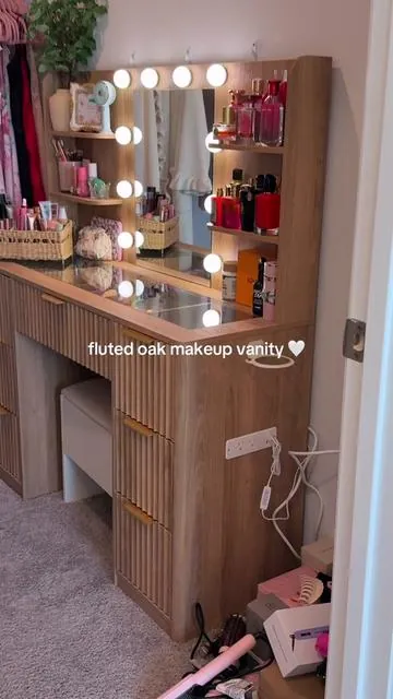 I can’t believe this makeup vanity is half off right now 😭 the quality feels double the price.  #vanitysetup #tiktokshopblackfriday #makeupvanity #homefinds #vanitymakeup 