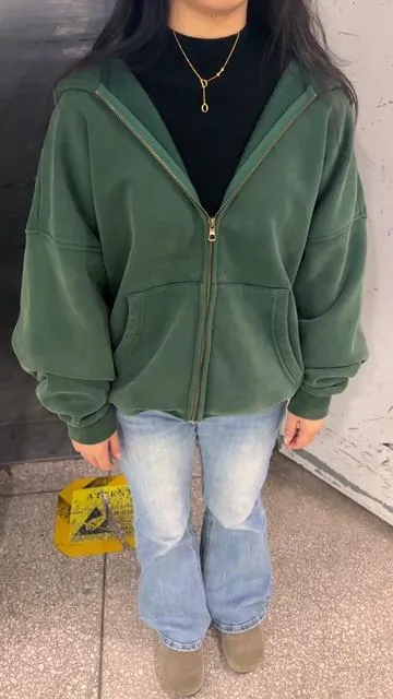 Obsessed w this oversized fit #faiable #petitefashion #zipuphoodie #oversized 
