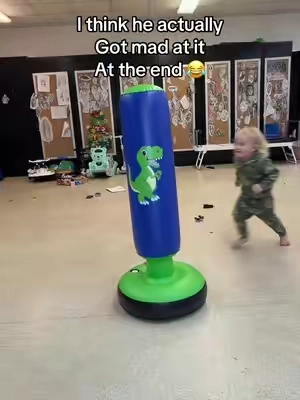 😂 Parents, this might be the best investment of the year — Perfect for energetic, active kids who love to move nonstop! They’ll have a blast boxing, kicking, and jumping around — and you’ll love how it wears them out so they actually sleep like little angels 😴🙌 This inflatable punching bag toy is safe, durable, and the perfect gift for kids — birthdays, Christmas, or just because you need five minutes of peace 😅 💥 Get yours now !!! selling faster than bedtime excuses!  #GiftForKids #ActiveKids #tiktokshopblackfriday #tiktokshopcreatorpicks 