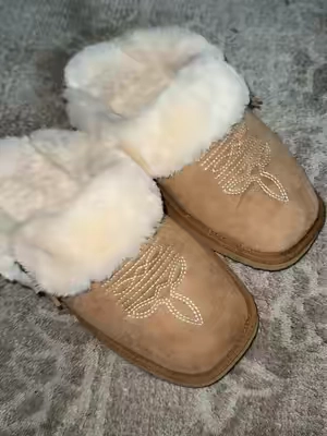 Boot style slippers  #westernstyle #tiktokshopcreatorpicks #tiktokshopblackfriday #tiktokshopcybermonday #houseshoes 