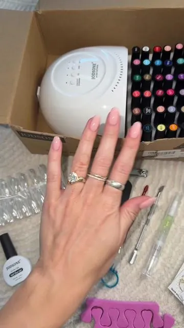can’t believe the results i’ve been getting from such an affordable kit, never stepping foot into a salon again #diynails #diynailsathome #athomenails #nailpolish #gelpolish 