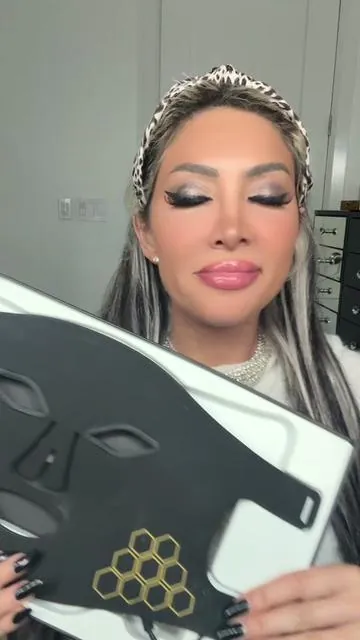 GOT MY HANDS ON IT! The best led face & neck redlight wrap! #facemask CAN NOT WAIT FOR THE HOLIDAY SEASON NOW! I guess I need this to get through it ✨✨✨ #blackfriday #facelift #fyp #led 