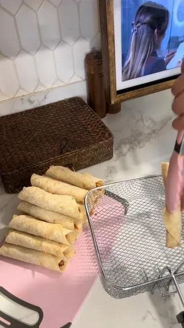 Mi primera vez usando la deep fryer y quede encantada!🤩🤎 #kitchenfinds #flautas #comidacasera #foryourpage #comidatiktok 