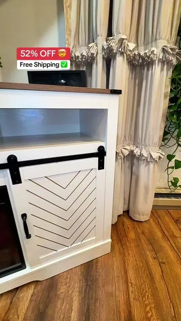 Centro de entretenimiento estilo farmhouse con chimenea eléctrica integrada, ideal para televisores de hasta 65”. Su diseño moderno con puertas deslizables tipo granero combina funcionalidad y calidez en cualquier sala. #RoyalCraft #FireplaceTVStand #HomeDecor #LivingRoomDesign #TikTokShop 