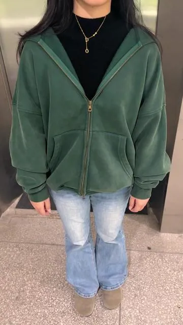 This fit is just… yes. #hoodie#hoodiee#petitele#faiableinspo #zipup 