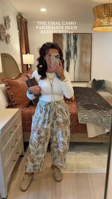 They restocked a few sizes on my fav camo pants! These are a year round pant and feel like you’re wearing loungewear when you have them on. 🙌🏻 these sold out I swear within a few hours last time and they have veryyyy limited stock now so I’m expecting the same! 🫢 #camofashion #flowypants #stretchypants #trendyoutfits #camostyle 