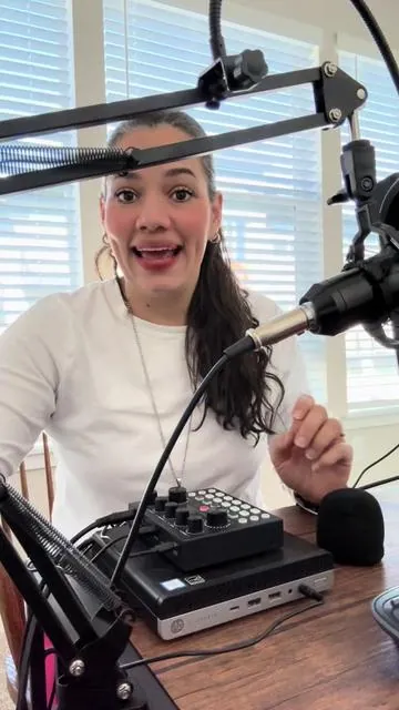 🎤 Micrófono de condensador profesional con brazo ajustable y filtro anti-ruido 💛 Graba tu voz con calidad de estudio desde casa. 🔊 Capta el sonido claro y sin interferencias. 🖥️ Perfecto para creadores, podcasts, transmisiones y grabaciones. 🎙️ Diseño elegante con acabado dorado, ideal para tu setup profesional. 💡 Incluye soporte ajustable y conexión directa (plug & play). 🛒 Adquiérelo ahora en el carrito naranja de TikTok Shop antes de que se agote 🚀 #TikTokShop #MicrófonoProfesional #SetupCreator #PodcastLife #AudioDeCalidad        