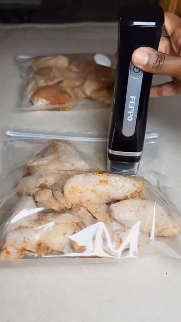 Food Vacuum sealer that works and its affordable #vacuumsealer #kitchengadgets #tiktokshopblackfriday #tiktokshopcreatorpicks #homestylefinds 