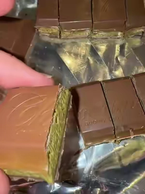 These are so good 🤤 #dubaichocolate #chocolatebar #tiktokshopcreatorpicks #SuperBrandDayBFCM #tiktokshopblackfriday 