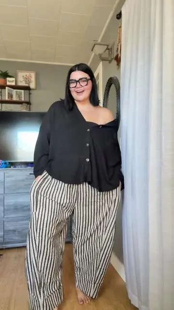 i’m a size 16 with an apron belly wearing these in an XXL! 🖤 they’re so perfect to be paired with a sweater! #tarse #stripedpants #comfypants #size16 #apronbelly 