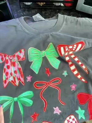 Christmas Bows On A Comfort Colors Tee!!  #ComfortColors #ChristmasShirt #PlussizeFashion #WomensFashion #ChristmasTee