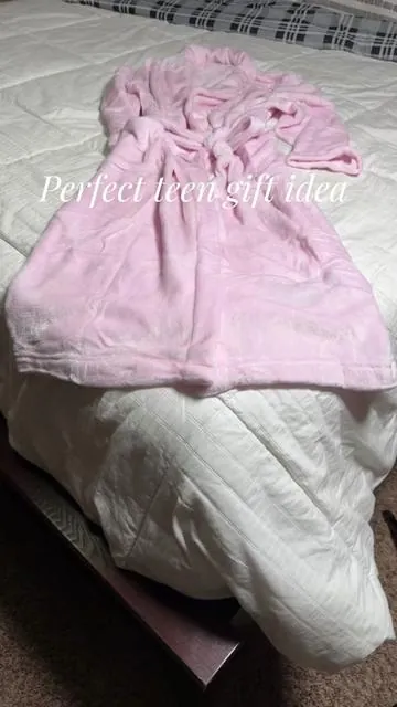 This robe is so soft and luxurious feeling ! #robes #robe #teenagegiftideas #giftideasforher #balckfriday